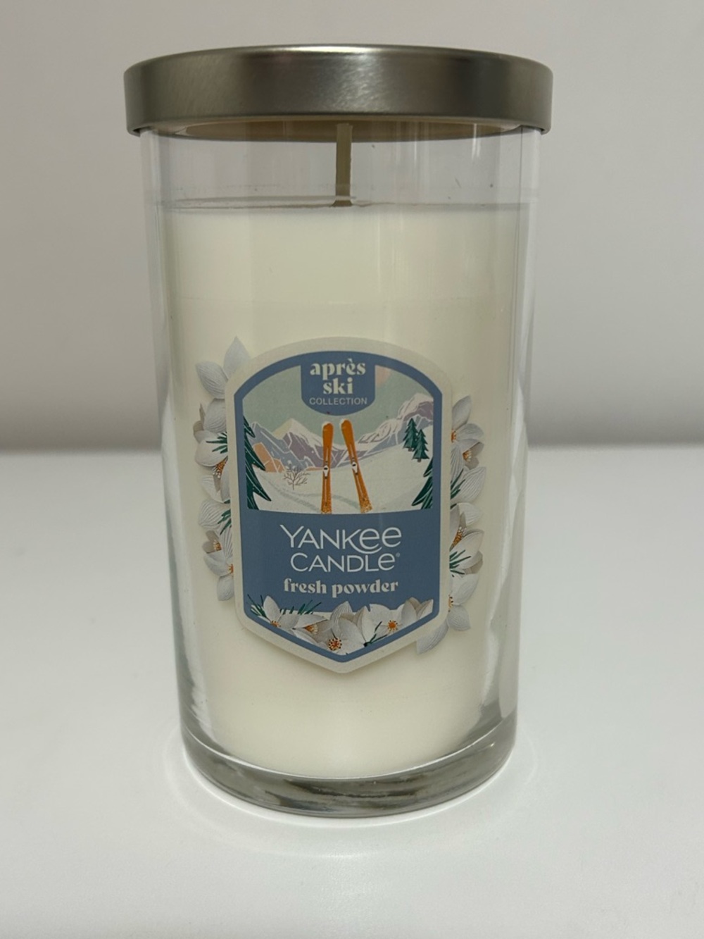NWT Yankee Candle Medium Jar Candle Fresh Powder